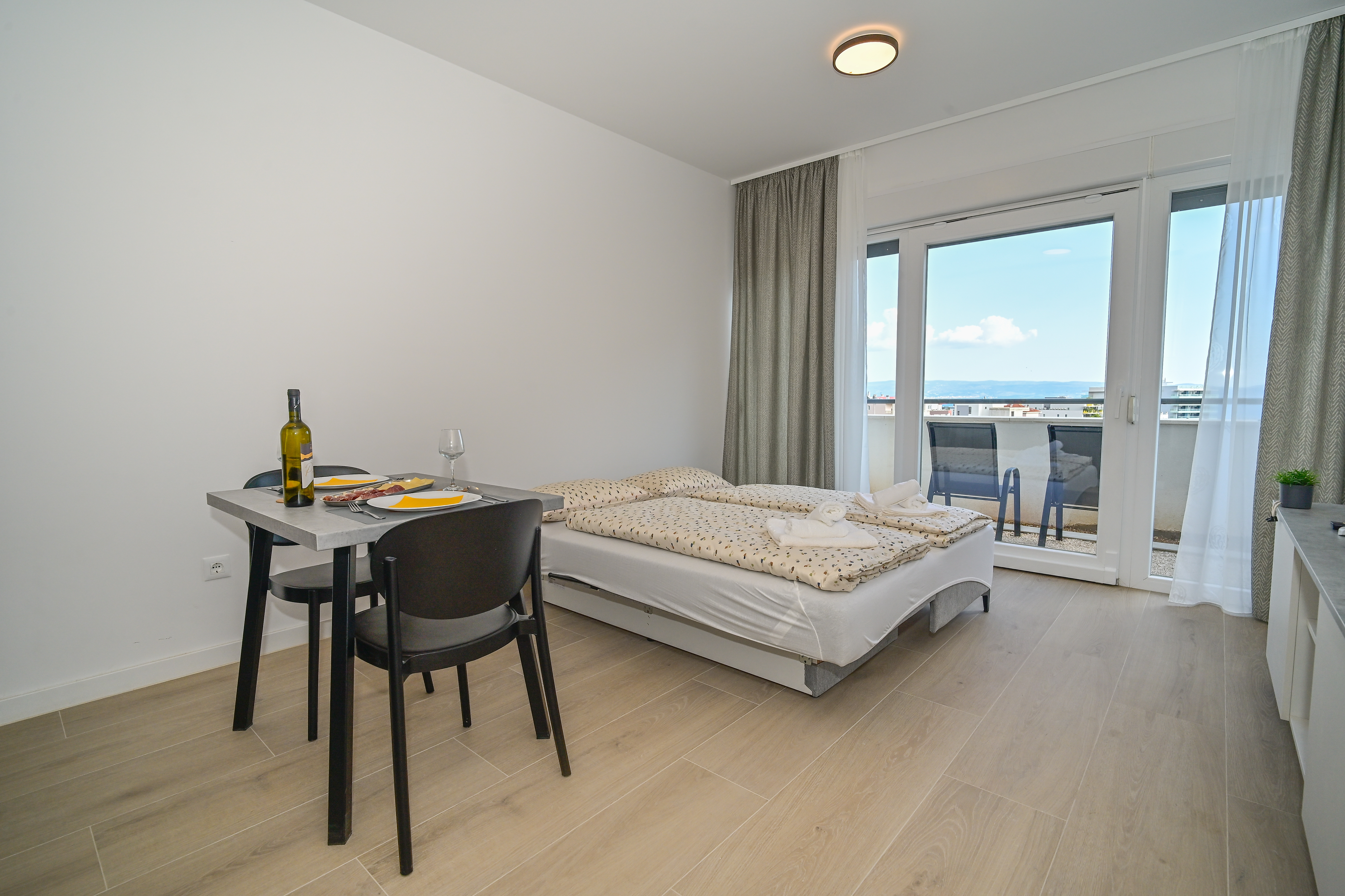 Apartman s balkonom - slika 1